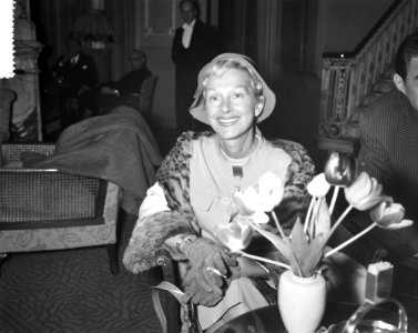 Aankomst comedie Francaise te Den Haag , Helene Perdrie, Bestanddeelnr 911-0954