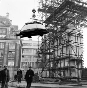 Aanbrengen dekstuk hoogste punt Nationaal Monument Dam Amsterdam, Bestanddeelnr 907-5140