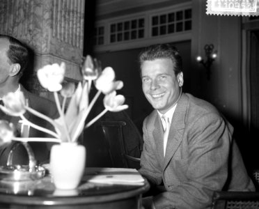 Aankomst comedie Francaise te Den Haag , Jean Piat, Bestanddeelnr 911-0953