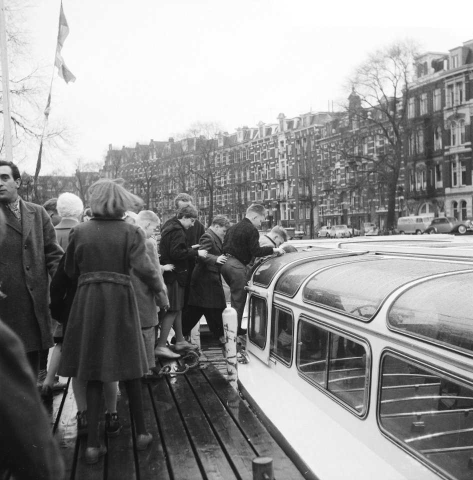 Aankomst Berlijnse weeskinderen op Schiphol om Sint Nicolaas te vieren, de kinde, Bestanddeelnr 911-8390