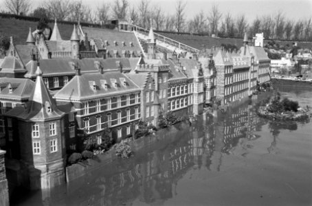 Aanbrengen van het Binnenhof in Madurodam van de opening op 29 maart a.s., Bestanddeelnr 912-2676