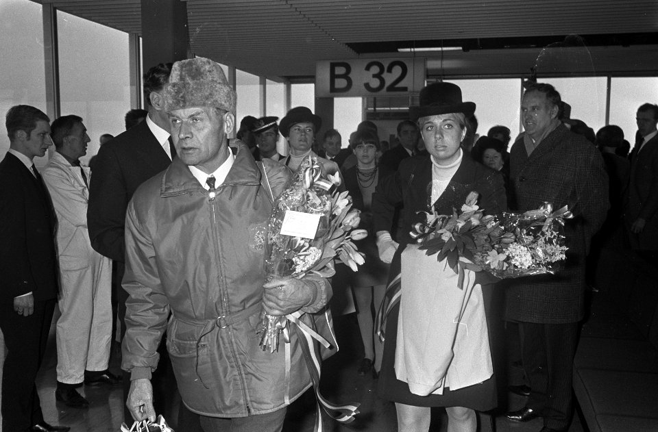 Aankomst dames schaatsploeg op Schiphol, coach Zwanenburg (l) en Carry Geyssen b, Bestanddeelnr 921-0918