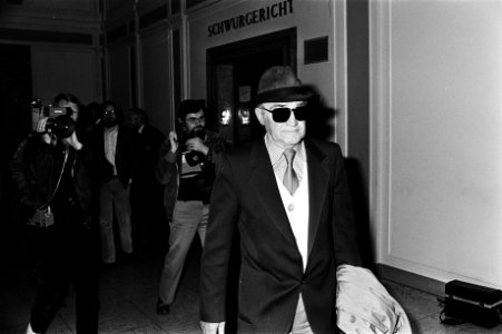 Aankomst bij het gerechtsgebouw in Hagen in West-Duitsland van Bruins' voormali…, Bestanddeelnr 930-5158 photo