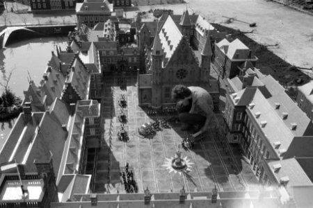 Aanbrengen van het Binnenhof in Madurodam van de opening op 29 maart a.s., Bestanddeelnr 912-2679