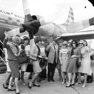 Aankomst Blue Bell Girls op Schiphol, Jean Marais te midden van de Blue Bell Gir, Bestanddeelnr 917-6469