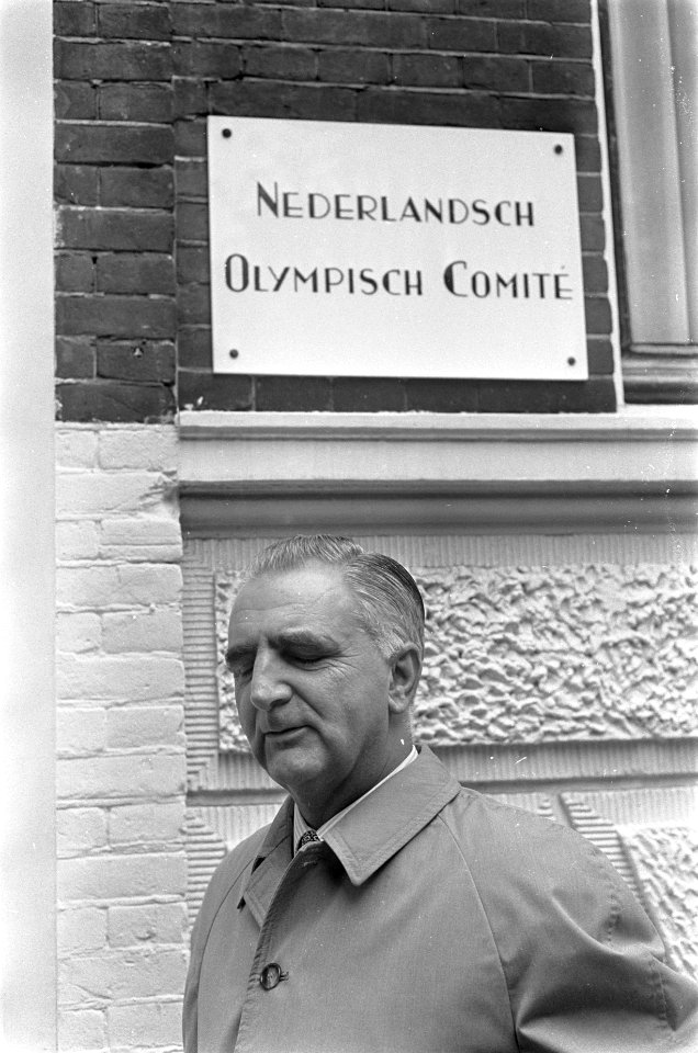 Aankomst bij het gebouw van F. Jutte (van de KNAU), Bestanddeelnr 921-7055