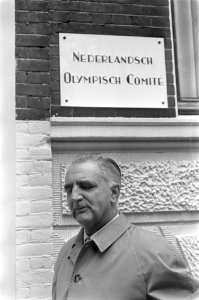 Aankomst bij het gebouw van F. Jutte (van de KNAU), Bestanddeelnr 921-7055