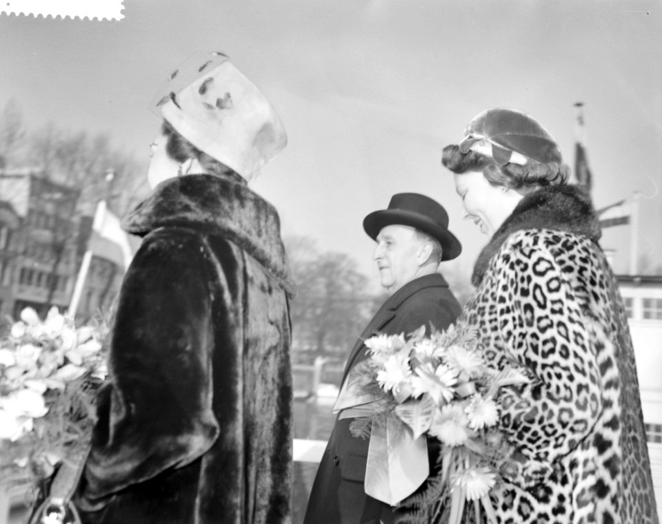 Aankomst bij het clubgebouw van de Koninklijke Roei en Zeilvereniging De Maas , Bestanddeelnr 911-0758