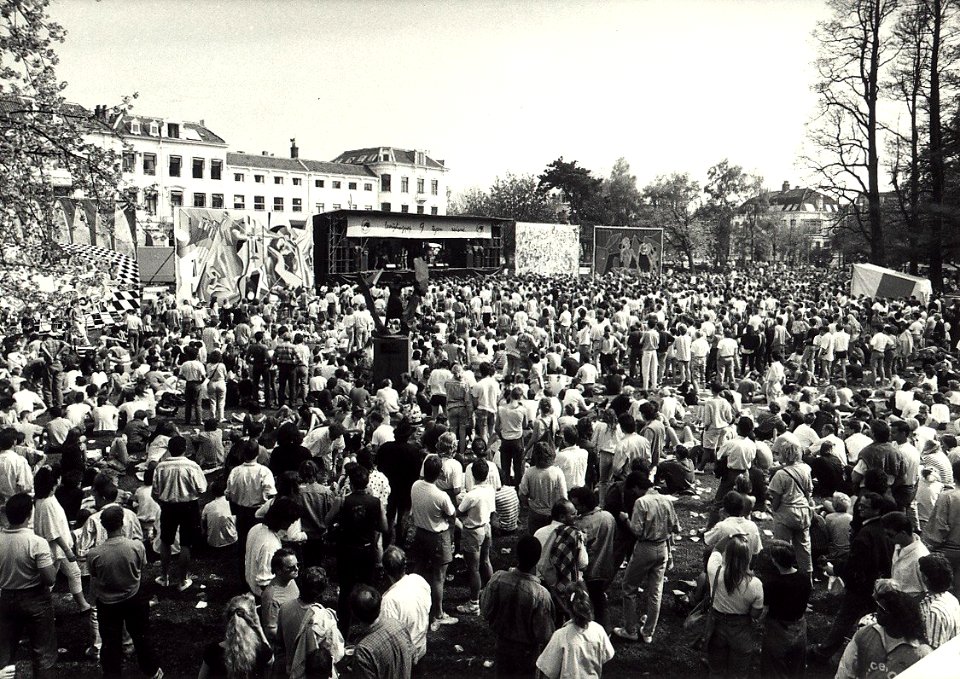 Aangekocht in 1989 van United Photos de Boer bv. - Negatiefnummer 30583 k 14 A. - Gepubliceerd in het Haarlems Dagblad van 06.05.1989