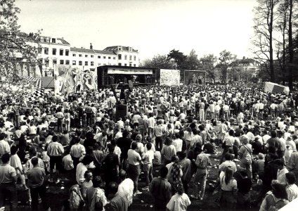 Aangekocht in 1989 van United Photos de Boer bv. - Negatiefnummer 30583 k 14 A. - Gepubliceerd in het Haarlems Dagblad van 06.05.1989