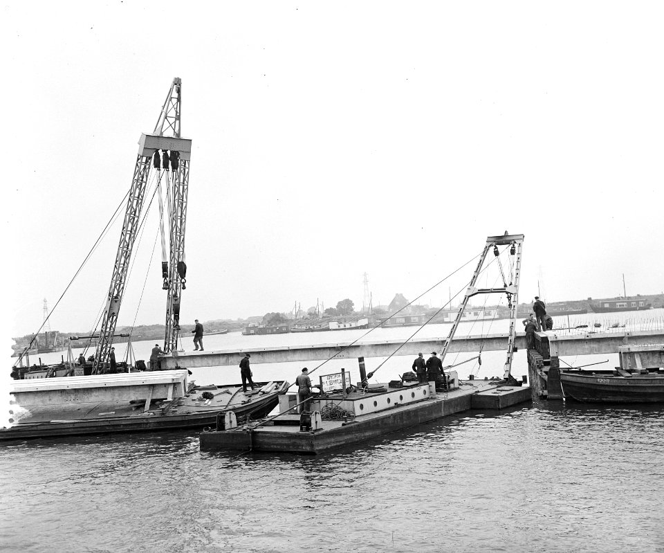 Aanbouw nieuwe brug Klaprozenweg Noord Amsterdam , plaatsing beton overspanning, Bestanddeelnr 906-6024