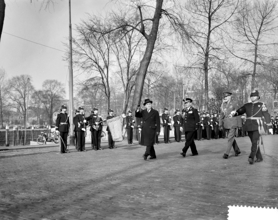 Aankomst bij het clubgebouw van de Koninklijke Roei en Zeilvereniging De Maas , Bestanddeelnr 911-0757