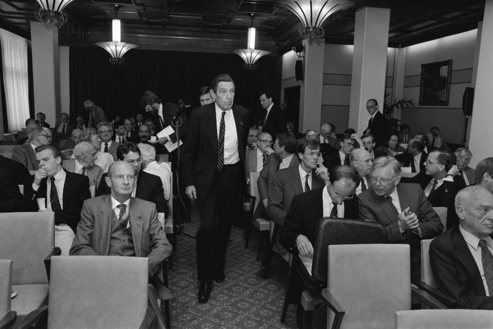 Aandeelhoudersvergadering Internatio Muller pres.-comm J. Montijn komt zaal in, Bestanddeelnr 934-3139