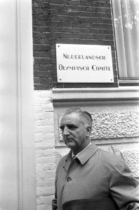Aankomst bij het gebouw van F. Jutte (van de KNAU), Bestanddeelnr 921-7054