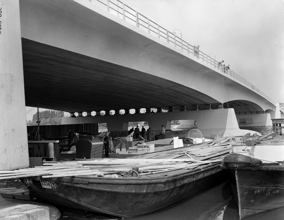 Aanbouw nieuwe brug Klaprozenweg Noord Amsterdam , plaatsing beton overspanning, Bestanddeelnr 906-6026