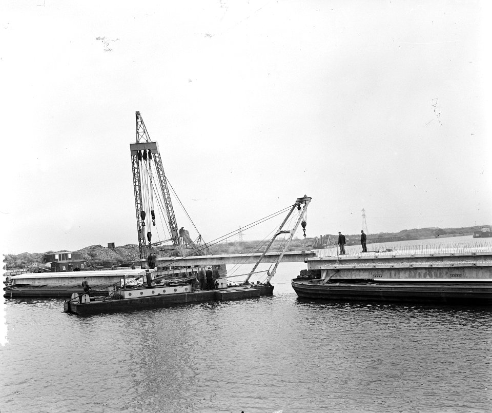 Aanbouw nieuwe brug Klaprozenweg Noord Amsterdam , plaatsing beton overspanning, Bestanddeelnr 906-6023