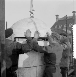 Aanbrengen dekstuk hoogste punt Nationaal Monument Dam Amsterdam, Bestanddeelnr 907-5139