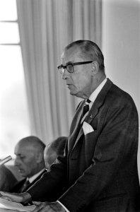 Aandeelhouders vergadering KLM Den Haag , achter directietafel mr. W. A. Steenst, Bestanddeelnr 916-4356