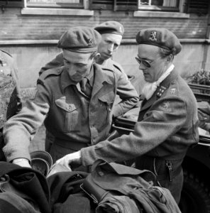 Aandacht voor uitrustingsstukken van een Duitse militair, Bestanddeelnr 900-2568