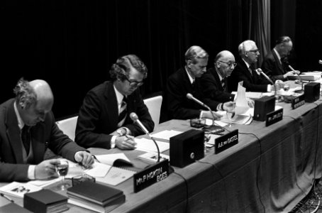 Aandeelhoudersvergadering EMS in Kurhaus W P H Vergroesen (l) en W van Gele, Bestanddeelnr 927-6681