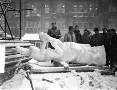 Aankomst beeld Vrouw en Kind voor Nationaal Monument, Bestanddeelnr 907-5333