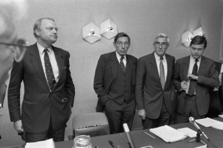 Aandeelhouders vergadering Internatio Muller naar FD v.r.n.l. Van Alphen (lid , Bestanddeelnr 934-2986
