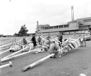 Aanbrengen versiering bij Stadion Amsterdam voor bezoek Coty, Bestanddeelnr 906-5945