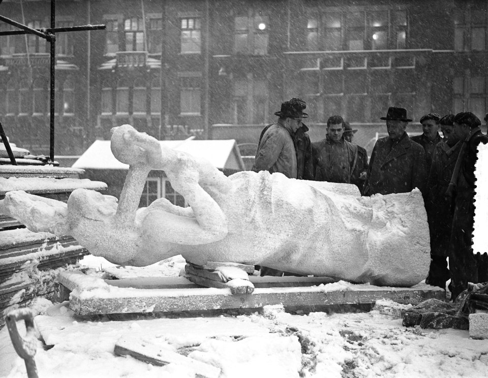 Aankomst beeld Vrouw en Kind voor Nationaal Monument, Bestanddeelnr 907-5332