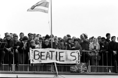 Aankomst Beatles op Schiphol, publiek met spandoek, Bestanddeelnr 916-5126