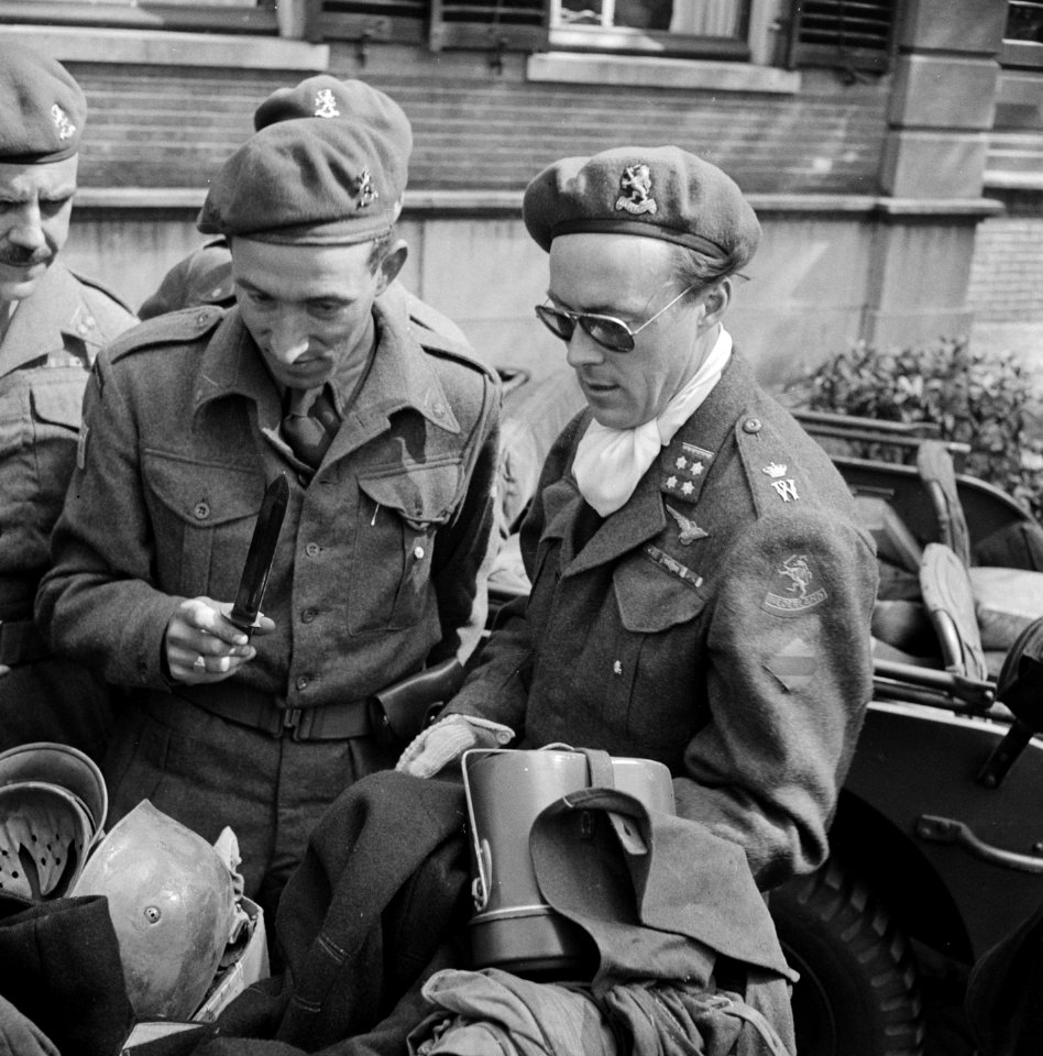 Aandacht voor een Duitse uitrustingsstukken waaronder een bajonet, Bestanddeelnr 900-2567