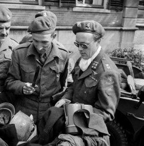 Aandacht voor een Duitse uitrustingsstukken waaronder een bajonet, Bestanddeelnr 900-2567
