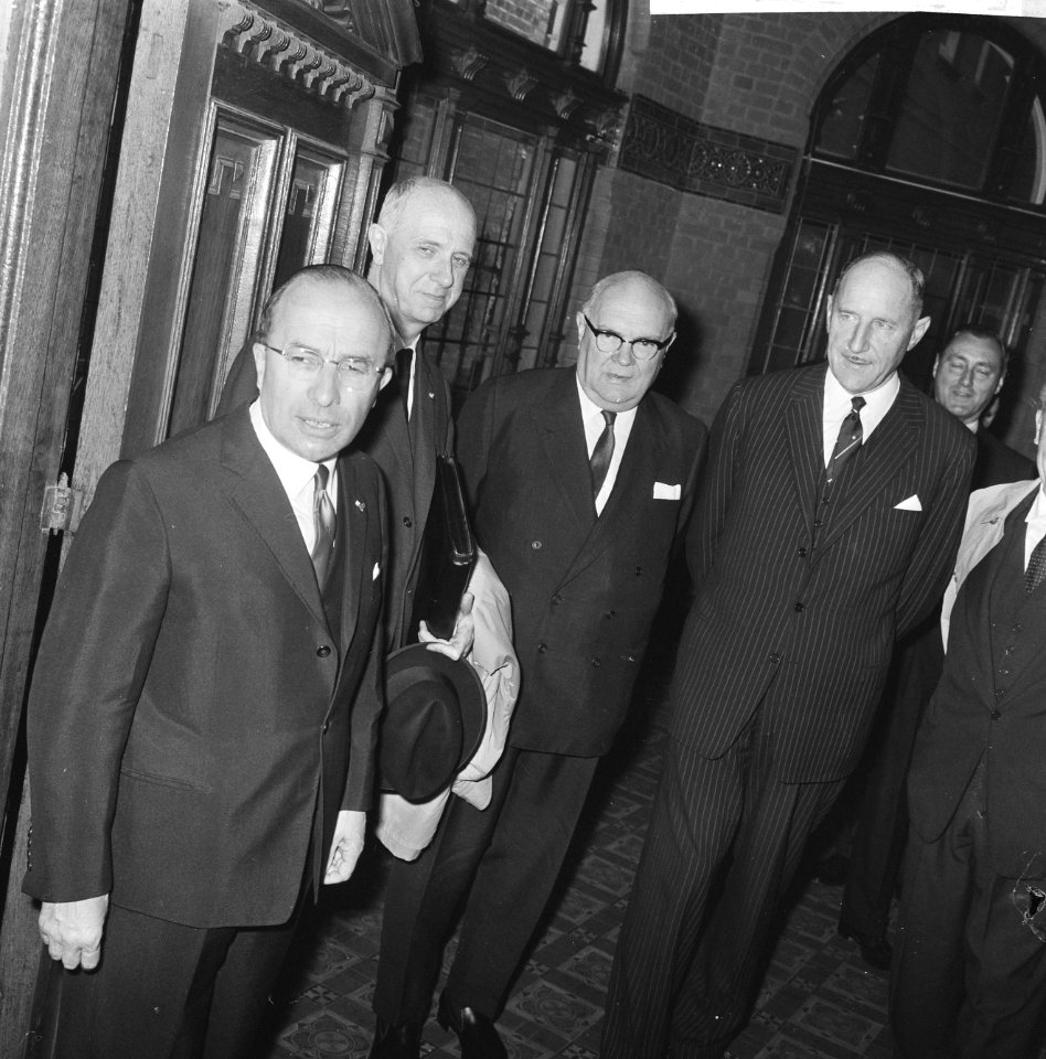 Aankomst Belgische premier Harmel en Minister Spaak bij Hollands Spoor te Den Ha, Bestanddeelnr 918-1891