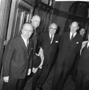 Aankomst Belgische premier Harmel en Minister Spaak bij Hollands Spoor te Den Ha, Bestanddeelnr 918-1891