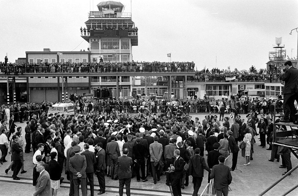 Aankomst Beatles op Schiphol, overzicht drukte op Schiphol, Bestanddeelnr 916-5134