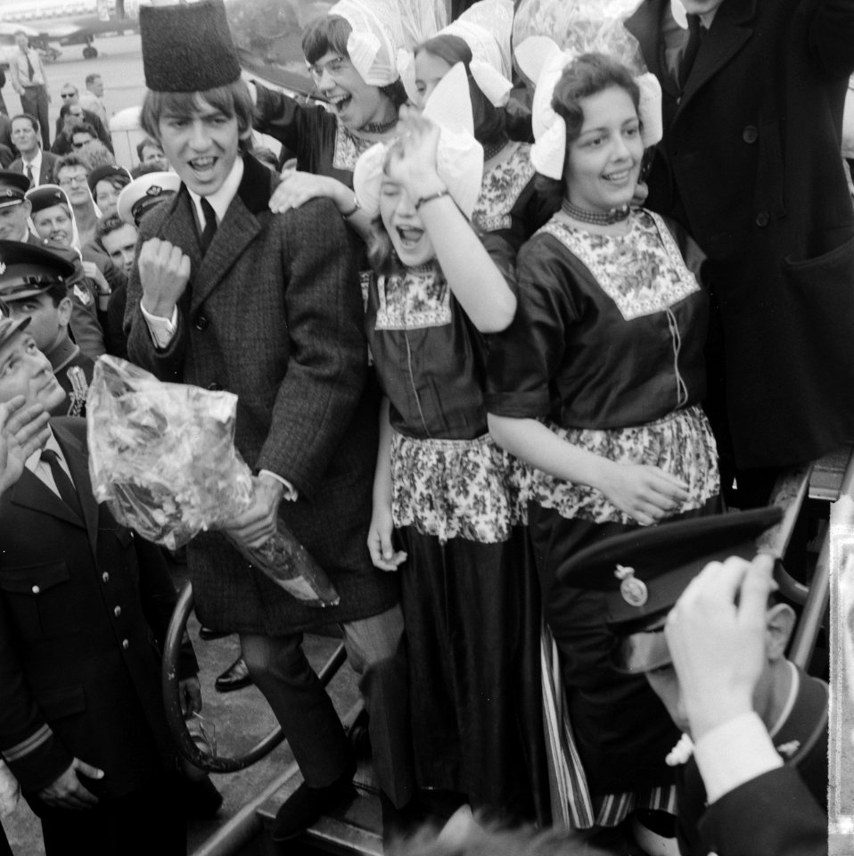Aankomst Beatles op Schiphol, de Beatles met Voldendammer mutsen op, Bestanddeelnr 916-5122