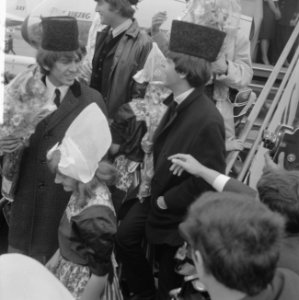 Aankomst Beatles op Schiphol, de Beatles met Volendammer mutsen op, Bestanddeelnr 916-5120