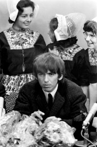 Aankomst Beatles op Schiphol, de Beatles tijdens persconferentie George Harriso, Bestanddeelnr 916-5132