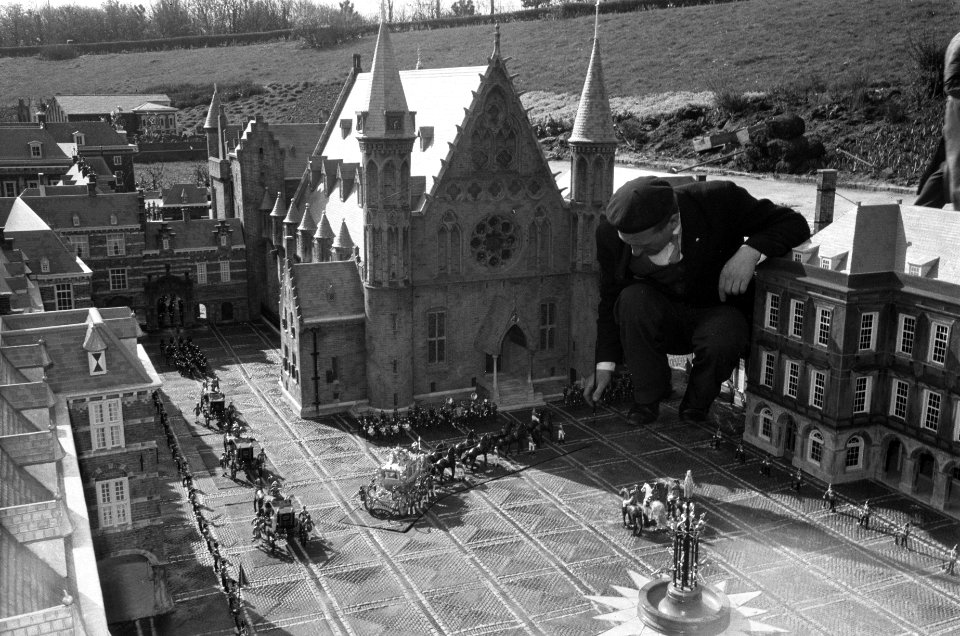 Aanbrengen van het Binnenhof in Madurodam van de opening op 29 maart a.s. De ont, Bestanddeelnr 912-2682