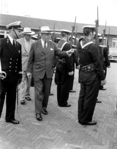 Aankomst Amerikaanse minister van het leger Brucker op Valkenburg, Bestanddeelnr 908-8449