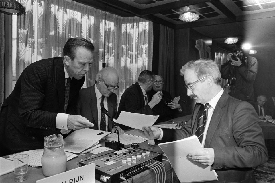 Aandeelhoudersvergadering RSV Van Rijn (lid RvB) in gesprek met aandeelhouder (r, Bestanddeelnr 933-1492