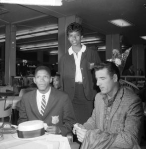 Aankomst Amerikaanse Olympische atleten op Schiphol, vlnr Otis Davis , Wilma, Bestanddeelnr 911-6075