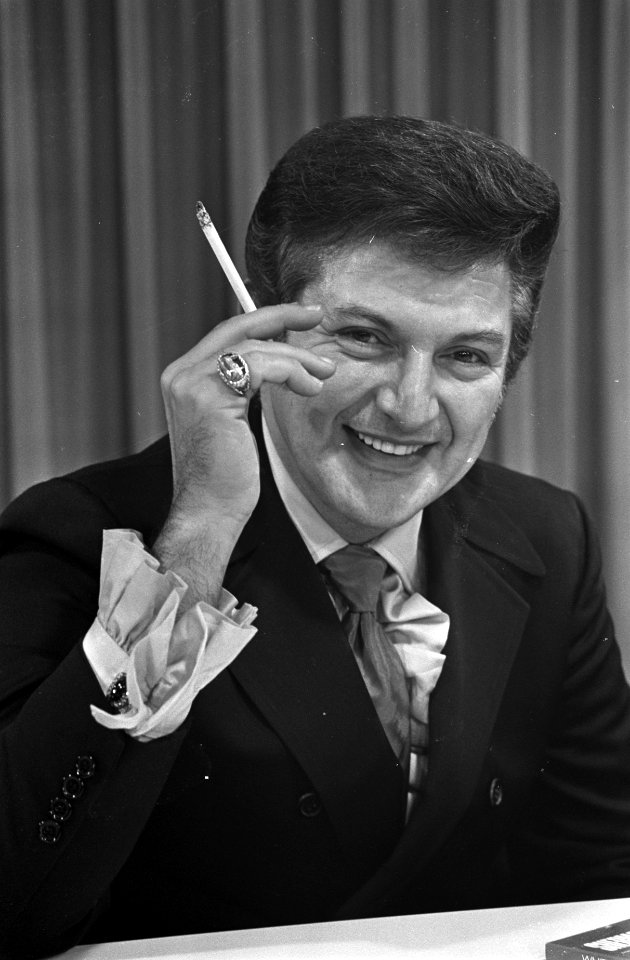 Aankomst Amerikaanse pianist Liberace op Schiphol, Bestanddeelnr 921-2377