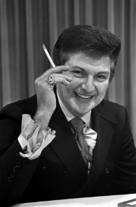 Aankomst Amerikaanse pianist Liberace op Schiphol, Bestanddeelnr 921-2377