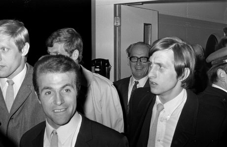 Aankomst Ajaxploeg uit Trnava op Schiphol nr. 5 links Bennie Muller en rechts , Bestanddeelnr 922-3366