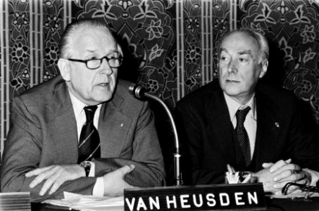 Aandeelhoudersvergadering KSH in Amsterdam heer Van Heusden (l) (ged. comm.) en, Bestanddeelnr 929-6029