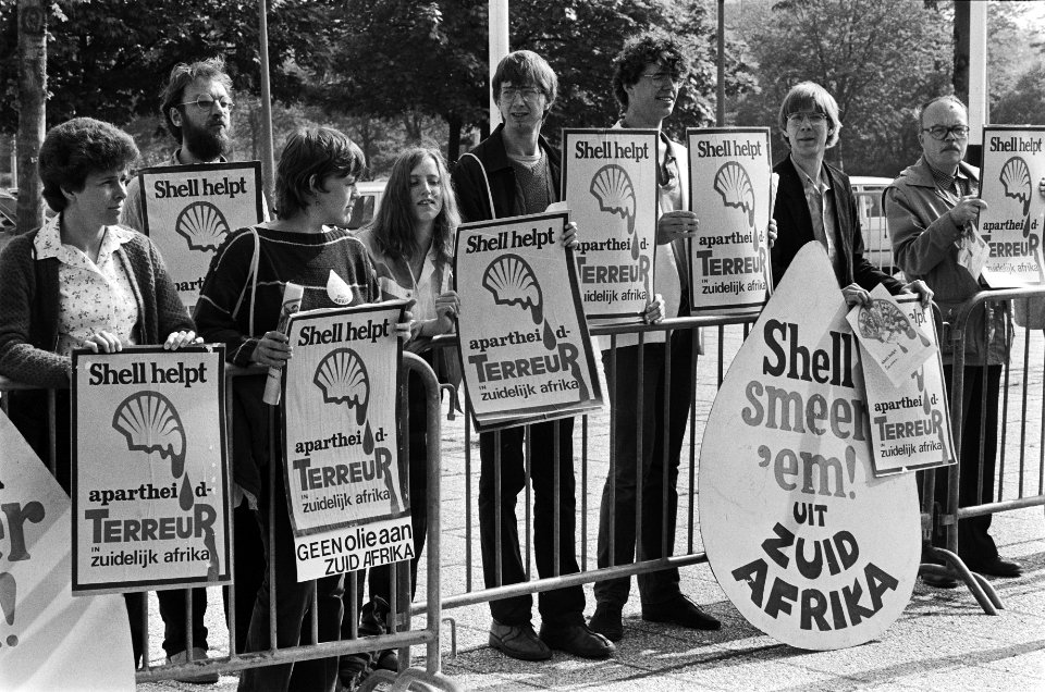 Aandeelhoudersvergadering Kon. Ned. Shell demonstratie voor congresgebouw door , Bestanddeelnr 932-1727
