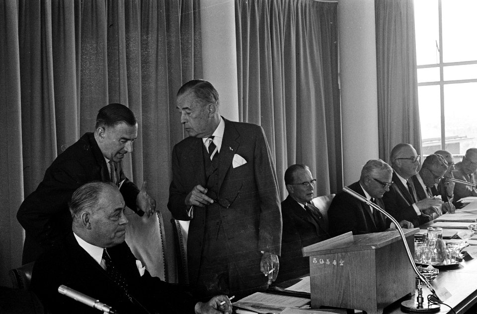 Aandeelhoudersvergadering KLM te Den Haag , achter directietafel v.l.n.r. mr. W., Bestanddeelnr 916-4358