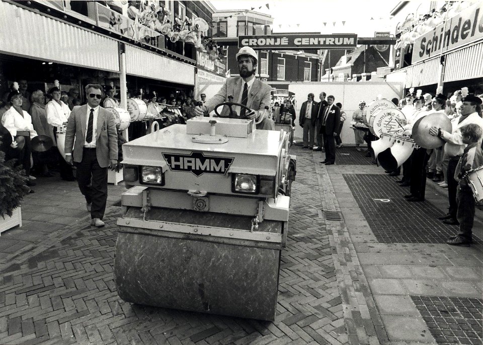 Aangekocht van United Fotos de Boer bv. - Negatiefnummer 26756 k 28. - Gepubliceerd in het Haarlems Dagblad van 15.09.1986. Identificatienummer 54-015270