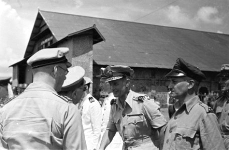 Aankomst Batavia Generaal Kruls schudt de hand van generaal Buurman van Vreed, Bestanddeelnr 4363