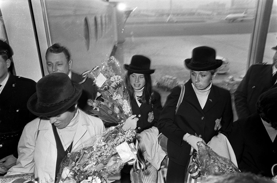 Aankomst dames schaatsploeg op Schiphol, Carry Geyssen, Bestanddeelnr 921-0929